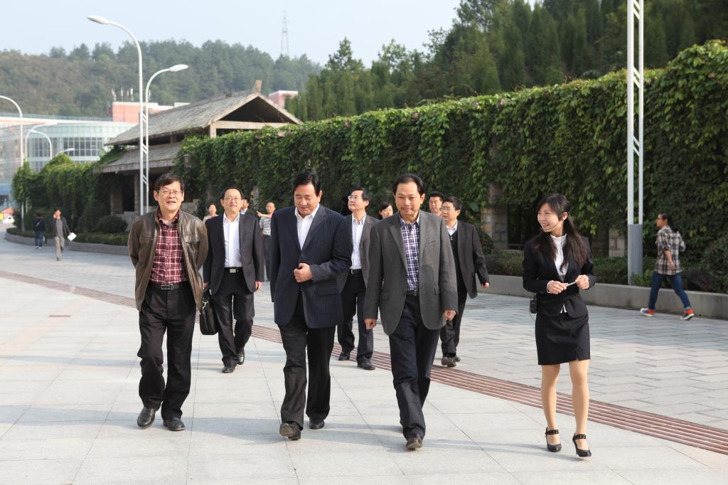 青岛大学王安民校长一行到我校考察访问